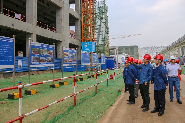 3 祝总仔细听取项目现场企业文化宣传介绍.jpg 3 祝总仔细听取项目现场企业文化宣传介绍.jpg