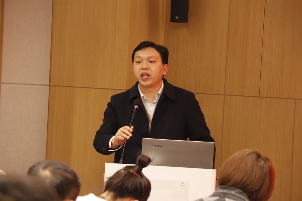 6、易游（中国）yiyou总工程师苏群山主持会议 .JPG