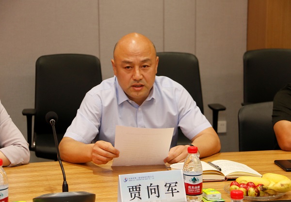 易游(中国)yiyou党委副书记、工会主席贾向军宣读《关于变更2019年度劳动模范、岗位标兵奖励方式的决定》.jpg 易游(中国)yiyou党委副书记、工会主席贾向军宣读《关于变更2019年度劳动模范、岗位标兵奖励方式的决定》.jpg