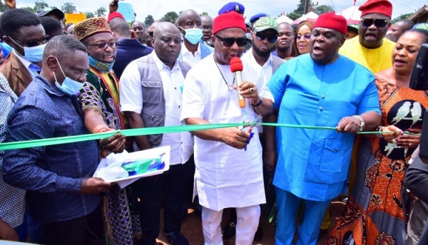 2州长Hope Uzodinma为道路开工剪彩.jpg 2州长Hope Uzodinma为道路开工剪彩.jpg