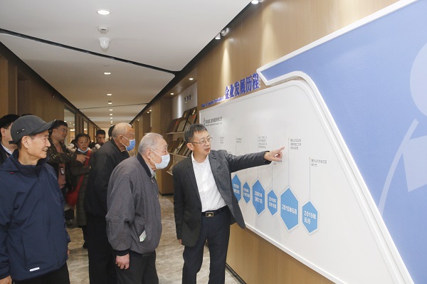 离退休老同志参观易游(中国)yiyou总部.jpg 离退休老同志参观易游(中国)yiyou总部.jpg