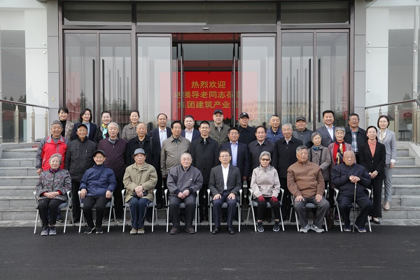 易游(中国)yiyou领导和老同志们合影留念.jpg 易游(中国)yiyou领导和老同志们合影留念.jpg