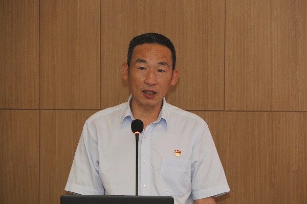 3、易游(中国)yiyou党委副书记陈百斌宣读表彰文件.jpg 3、易游(中国)yiyou党委副书记陈百斌宣读表彰文件.jpg