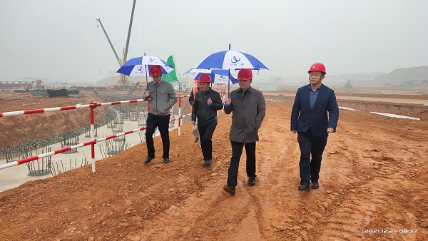 易游（中国）yiyou董事、副总经理崔向军视察施工现场.jpg