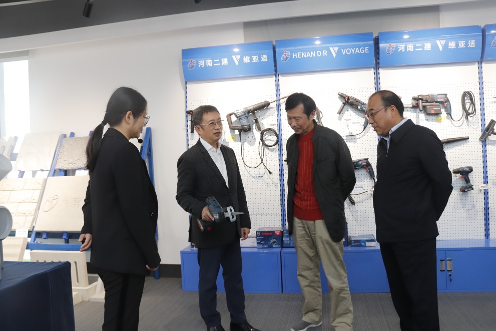 易游(中国)yiyou董事长黄道元示范新型工器具操作方法.jpg 易游(中国)yiyou董事长黄道元示范新型工器具操作方法.jpg