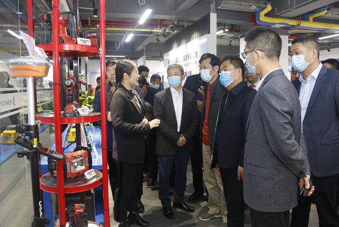 易游(中国)yiyou董事长黄道元示范新型工器具操作方法.jpg 易游(中国)yiyou董事长黄道元示范新型工器具操作方法.jpg