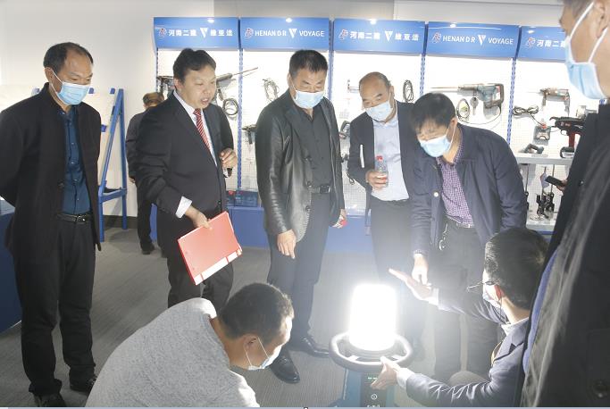 易游(中国)yiyou董事长黄道元示范新型工器具操作方法.jpg 易游(中国)yiyou董事长黄道元示范新型工器具操作方法.jpg