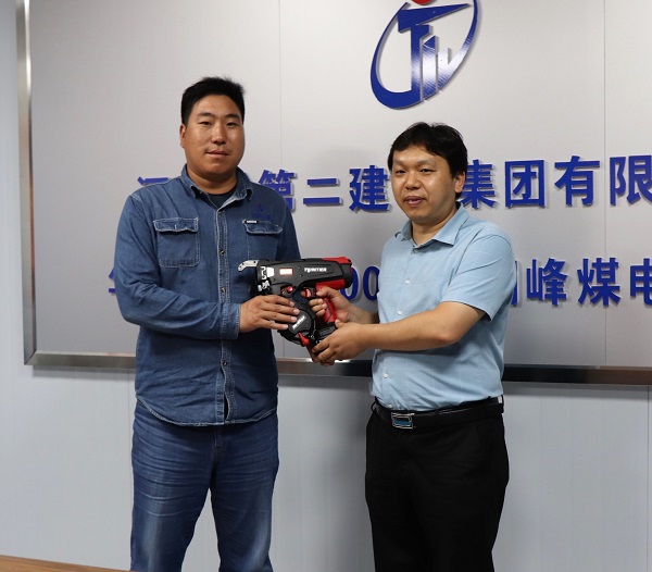 2、易游(中国)yiyou科协秘书长苏群山向华能正宁项目部交接援赠设备.jpg 2、易游(中国)yiyou科协秘书长苏群山向华能正宁项目部交接援赠设备.jpg