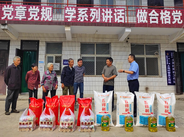 易游(中国)yiyou董事、副总经理、分公司经理、党总支书记崔向军一行走进狮豹头乡土池村开展慰问.jpg 易游(中国)yiyou董事、副总经理、分公司经理、党总支书记崔向军一行走进狮豹头乡土池村开展慰问.jpg