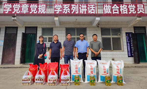 易游(中国)yiyou董事、副总经理、分公司经理、党总支书记崔向军一行与土池村村支部书记、驻村干部合影留念.jpg 易游(中国)yiyou董事、副总经理、分公司经理、党总支书记崔向军一行与土池村村支部书记、驻村干部合影留念.jpg