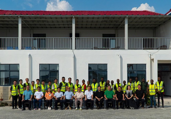 公司视察领导与尼日利亚自贸区全体员工合影.jpg 公司视察领导与尼日利亚自贸区全体员工合影.jpg