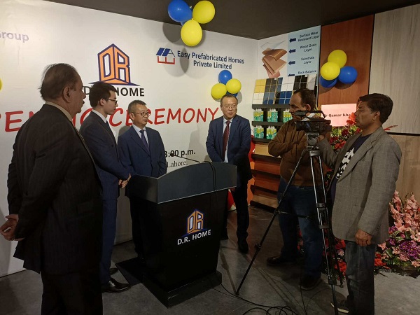 集团董事长接受当地媒体采访.jpg 集团董事长接受当地媒体采访.jpg