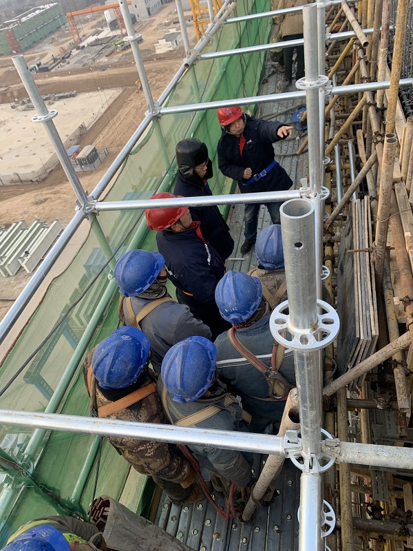 1、浇筑前进行专项安全技术交底工作.jpg 1、浇筑前进行专项安全技术交底工作.jpg