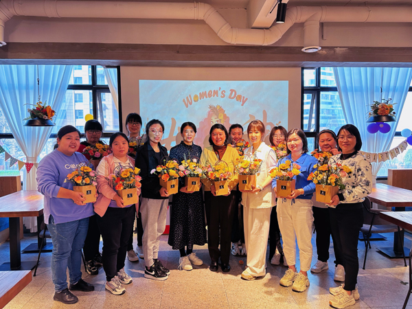 全体女职工合影留念.jpg 全体女职工合影留念.jpg