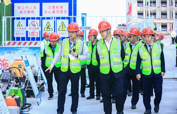 与会人员现场观摩2.jpg 与会人员现场观摩2.jpg