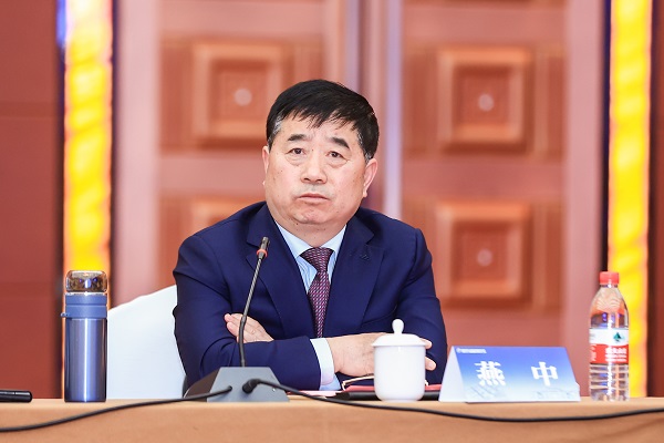 易游(中国)yiyou副总经理燕中主持会议.jpg 易游(中国)yiyou副总经理燕中主持会议.jpg