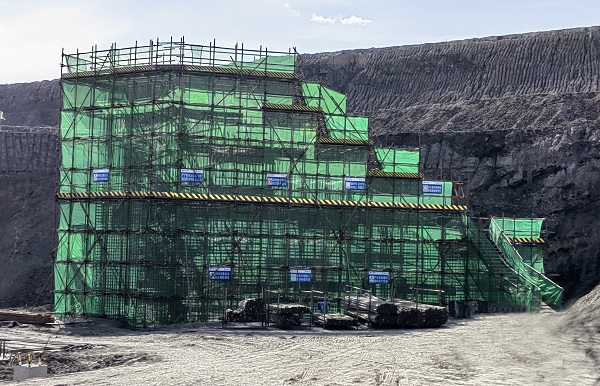 附件4:二号破碎站挡土墙脚手架.jpg 附件4:二号破碎站挡土墙脚手架.jpg