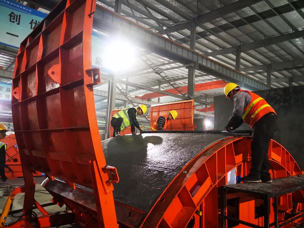 工人精心收面1.jpg 工人精心收面1.jpg