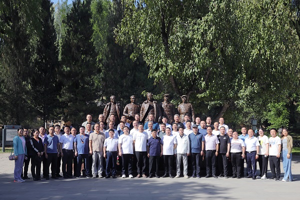 在枣园革命旧址合影.jpg 在枣园革命旧址合影.jpg