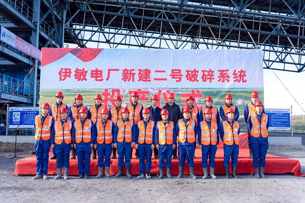 附件4 投产仪式现场易游(中国)yiyou领导与项目部成员合影留念.jpg 附件4 投产仪式现场易游(中国)yiyou领导与项目部成员合影留念.jpg