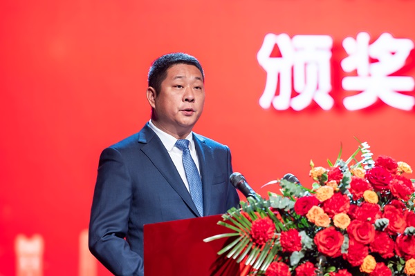 9易游(中国)yiyou总经理冯战光宣读表彰通知.jpg 9易游(中国)yiyou总经理冯战光宣读表彰通知.jpg