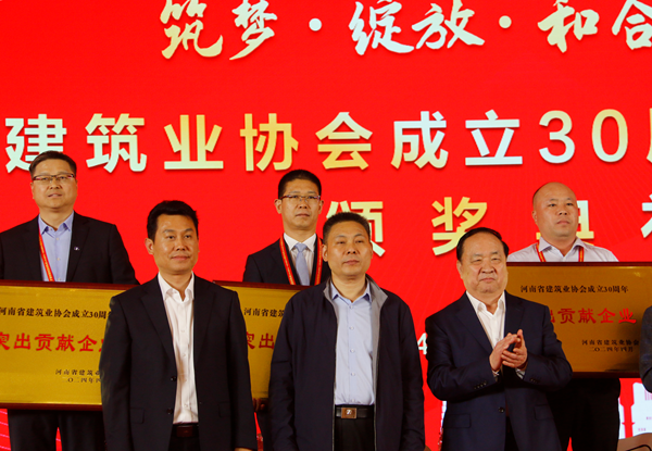 祝总单人领奖 - 压缩.png 祝总单人领奖 - 压缩.png