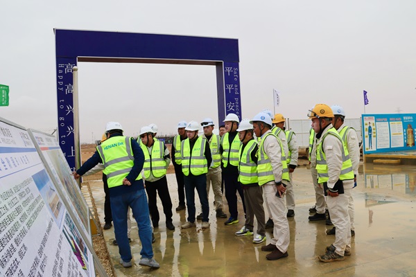 4.黄书记一行视察沙特凯西姆II燃机项目现场.jpg 4.黄书记一行视察沙特凯西姆II燃机项目现场.jpg