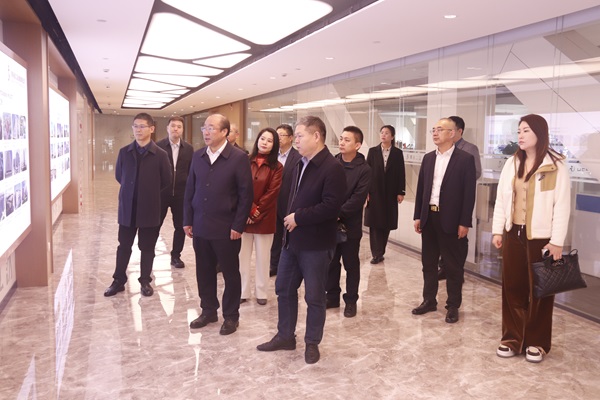 易游(中国)yiyou董事长祝建明陪同孙秘书长一行参观企业文化长廊.jpg 易游(中国)yiyou董事长祝建明陪同孙秘书长一行参观企业文化长廊.jpg