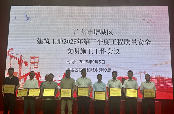 领奖.jpg 领奖.jpg